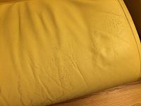 Canapé décolorés et craquelés