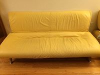 Canapé décolorés et craquelés