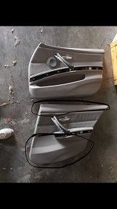 Réparation des garnitures intérieures en plastique moussé d'une BMW