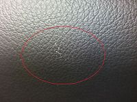 petit dégat garniture porte (skai?)