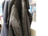 Veste en simili cuir à matifier, trop brillante