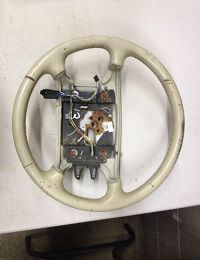 Restauration d'un endroit usé de la couleur volant cuir Cadillac