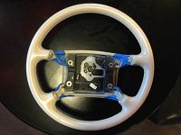 Restauration d'un endroit usé de la couleur volant cuir Cadillac