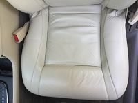 Restauration d'un endroit usé de la couleur volant cuir Cadillac