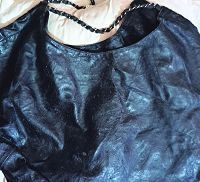 REPARATION SAC NOIR EN VINYL CRAQUELURE DECHIRURE ET TROUE