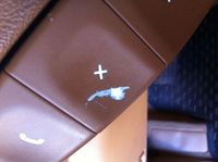 RAYURE BLANCHE SUR BOUTON + SUR LE VOLANT PORSCHE CAYENNE