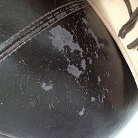 doute un sur un canapé en cuir ou simili cuir