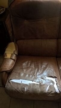 A leather living room to be completely redone - 1