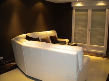 Repigmentation of the white leather lounge - 1