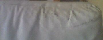 1 COUSSIN DOSSIER DE MON CANAPÉ EST USE ANORMALEMENT PAR RAPPORT AU RESTE QUI EST RESTE NICKEL - 2