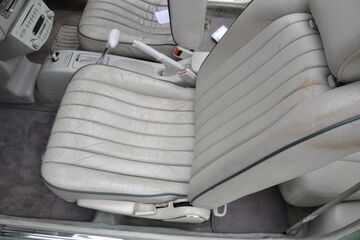 Déchirure sur un siege de Nissan Figaro - 4