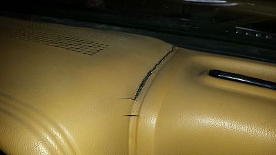 hole in skaî seat and dashboard crack