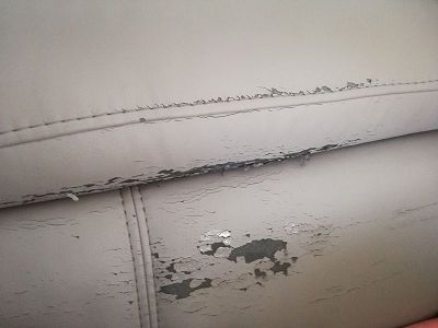 canapé en  polyuréthane qui pèle