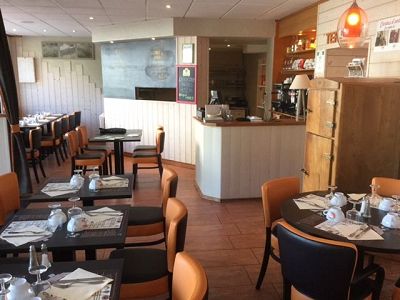 Rénovation 44 chaises et 6 banquettes en simili cuir ou skai de couleurs orange et marron pour restaurant