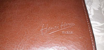 Porte document qui péle.