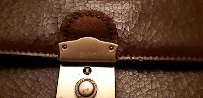 Porte document qui péle.