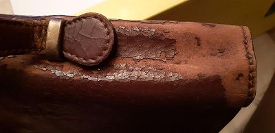 Porte document qui péle.