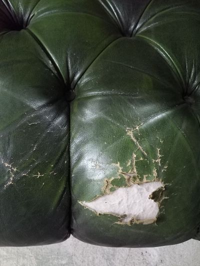 Réparation gros trou cuir chesterfield