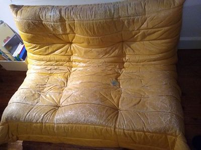 Canapé très abîmé