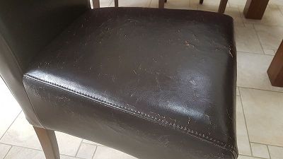 Chaises en polyuréthane craquelées