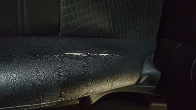 siege conducteur en skaï : partie gauche tres craquelé