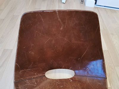 Chaise tonneau Pierre Guariche en cuir