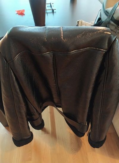 Veste en simili cuir à matifier, trop brillante