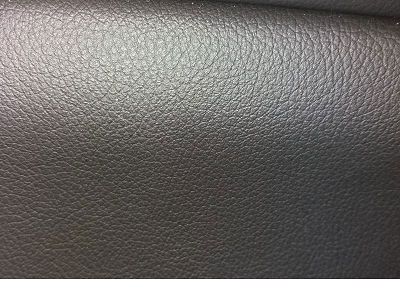 petit dégat garniture porte (skai?)