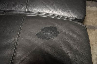 Tache sur canapé cuir