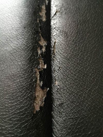 Canapé Skaï déchirée