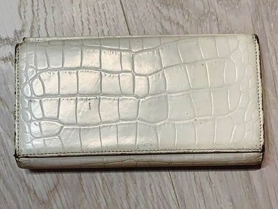 Portefeuille aux bords usés