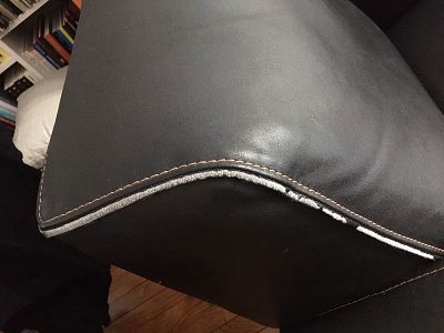 Fauteuil club, cuir lâche au niveau coutures