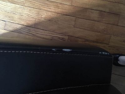 Fauteuil club, cuir lâche au niveau coutures