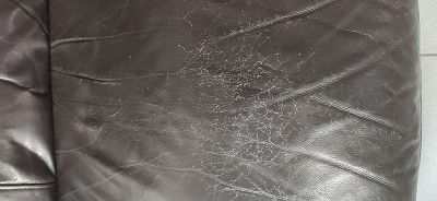 Canapé en cuir qui pèle sur l'assise