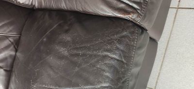 Canapé en cuir qui pèle sur l'assise