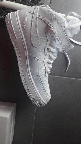 Tâche qui recouvre la chaussure