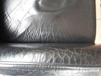 fauteuils avec cuir craquelé