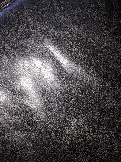 fauteuils avec cuir craquelé