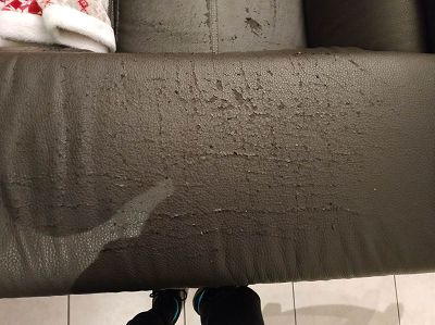 Quels produits pour ce canapé simili qui pèle ?