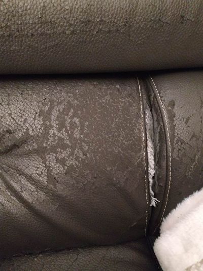 Quels produits pour ce canapé simili qui pèle ?