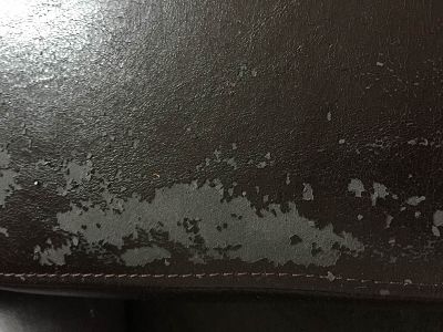 fauteuil Club dont le cuir pèle