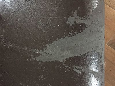 fauteuil Club dont le cuir pèle