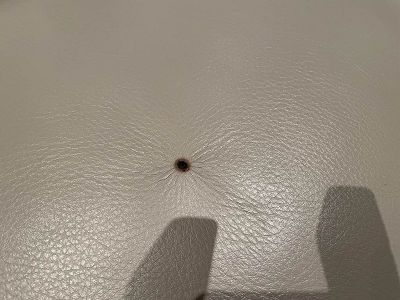 trou par brulure de braise de cheminée