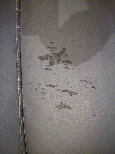 Canapé cuir gris fissuré craquelé