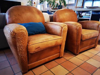 Restauration de 2 fauteuils clubs griffés et tachés