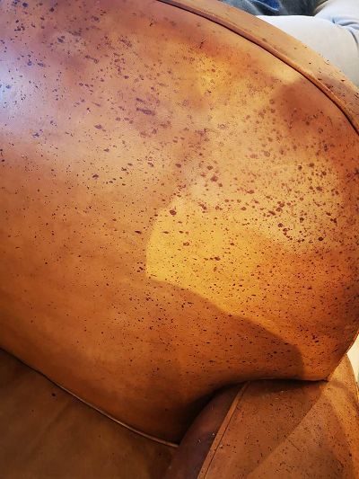 Restauration de 2 fauteuils clubs griffés et tachés