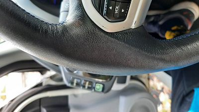 Volant en cuir abîmé