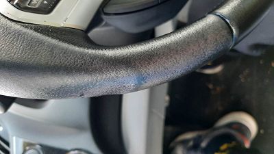 Volant en cuir abîmé