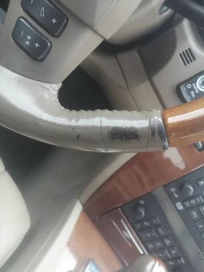 Restauration d'un endroit usé de la couleur volant cuir Cadillac