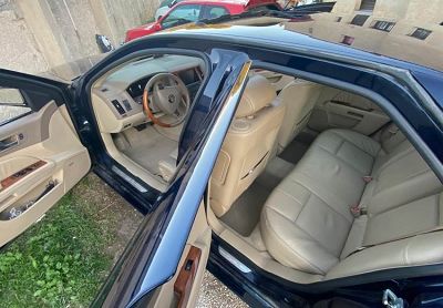 Restauration d'un endroit usé de la couleur volant cuir Cadillac